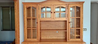 Armario de madera y cristal