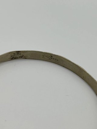 Pulsera plateada con grabados
