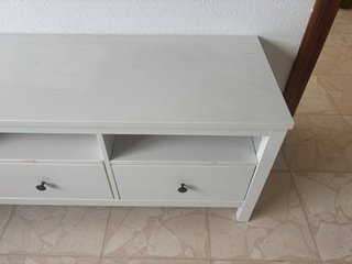 Mueble TV blanco madera.