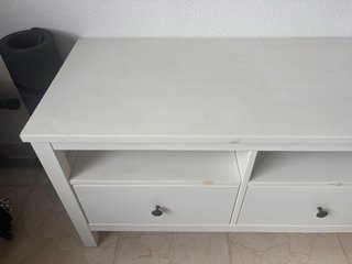 Mueble TV blanco madera.