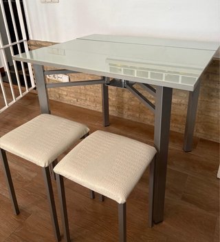 Mesa abatible y 2 taburetes