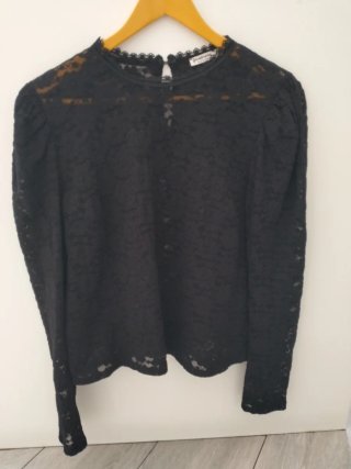 Camiseta Stradivarius encaje manga larga