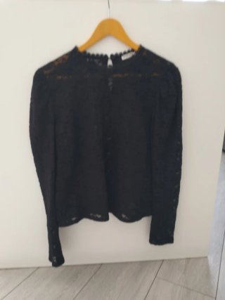 Camiseta Stradivarius encaje manga larga