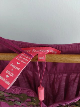 Vestido corto morado con abalorios dorados