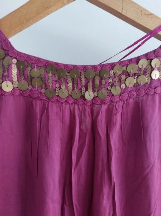 Vestido corto morado con abalorios dorados