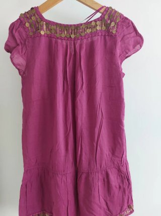 Vestido corto morado con abalorios dorados