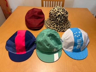 Colección de 32 Gorras y Sombreros