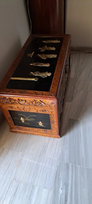 Baúl antiguo de madera y metal