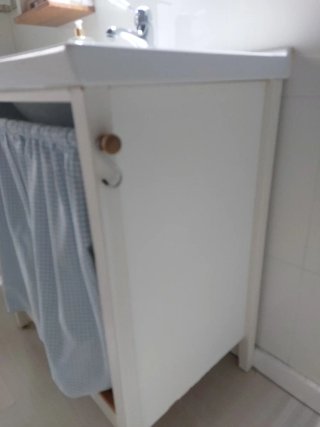 Lavabo y mueble de baño con cortina