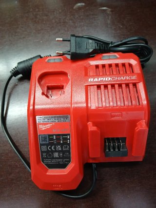 Caricabatterie Milwaukee M12-18FC RapidCharge
