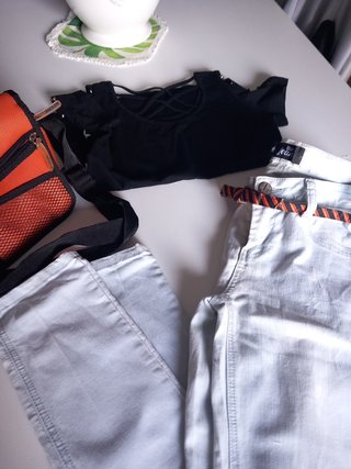 Conjunto: Pantalón, Camiseta, Cinturón y Bolso