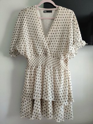 Vestido Zara lunares beige y negro.