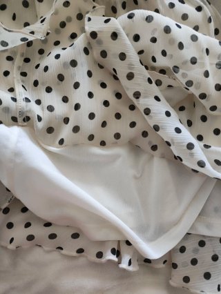 Vestido Zara lunares beige y negro.