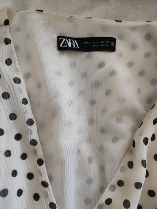 Vestido Zara lunares beige y negro.