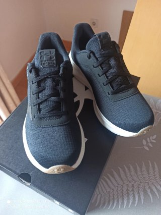 Zapatillas Under Armour mujer negras sin estrenar,