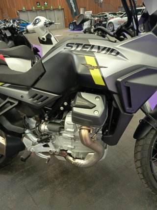 Moto Guzzi Stelvio Gris/Violeta