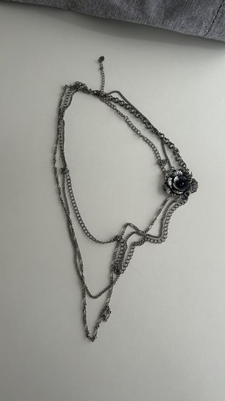 Collar de plata con flor