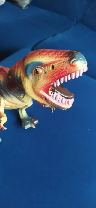 Dinosaurio de juguete realista