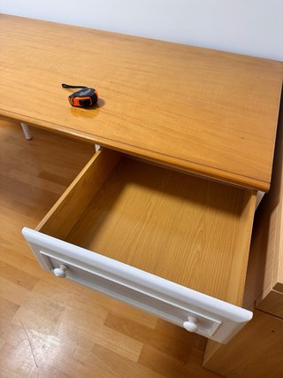 Escritorio de madera con cajonera.