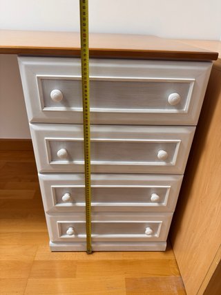 Escritorio de madera con cajonera.