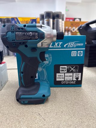 Atornillador de impacto Makita con batería y carga