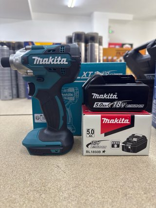 Atornillador de impacto Makita con batería y carga