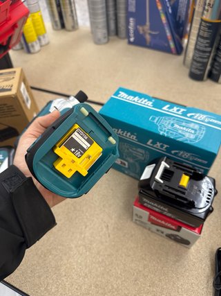 Atornillador de impacto Makita con batería y carga
