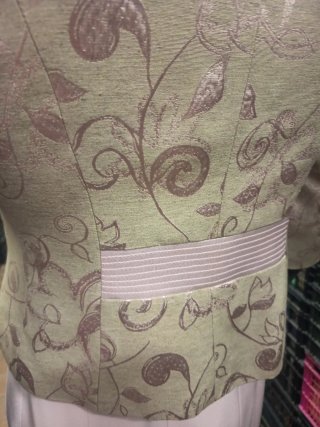 Traje de falda gris y rosa.