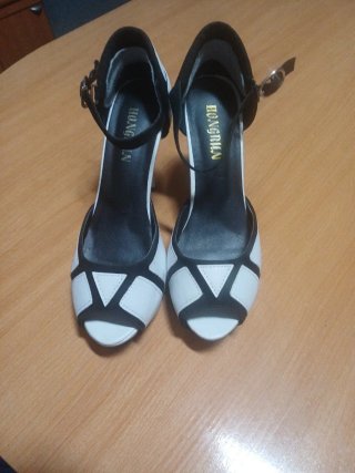 Zapatos de fiesta blancos y negros