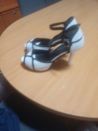 Zapatos de fiesta blancos y negros