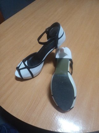 Zapatos de fiesta blancos y negros