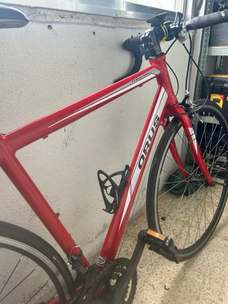 Bicicleta carretera ORUS roja