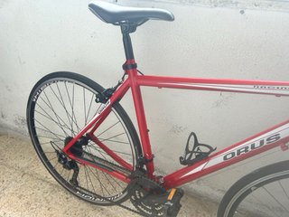 Bicicleta carretera ORUS roja