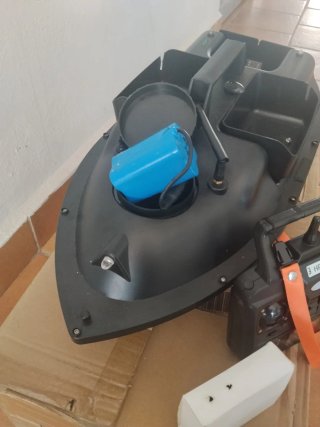 Barco cebador pesca con mando