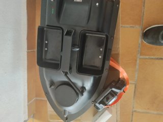 Barco cebador pesca con mando