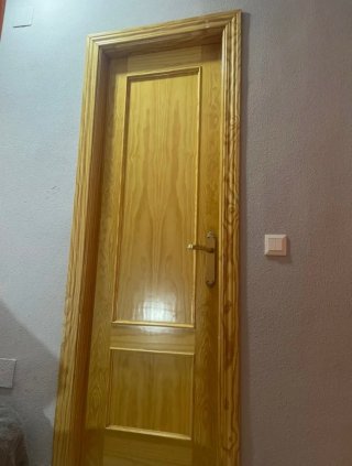 Puerta de madera interior con marco
