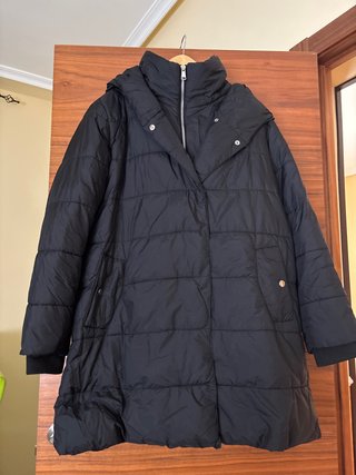 Abrigo acolchado negro con capucha