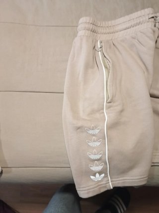 Pantalón corto Adidas beige