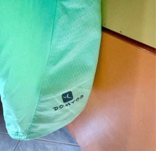 Canottiera sportiva verde acqua con stampa