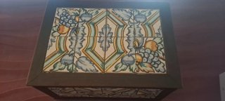 Scatola artigianale in legno con piastrelle in ceramica