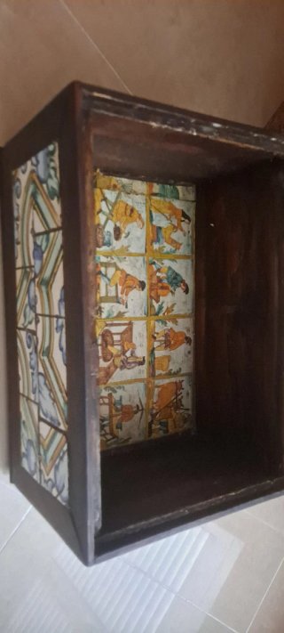 Scatola artigianale in legno con piastrelle in ceramica