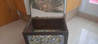 Scatola artigianale in legno con piastrelle in ceramica