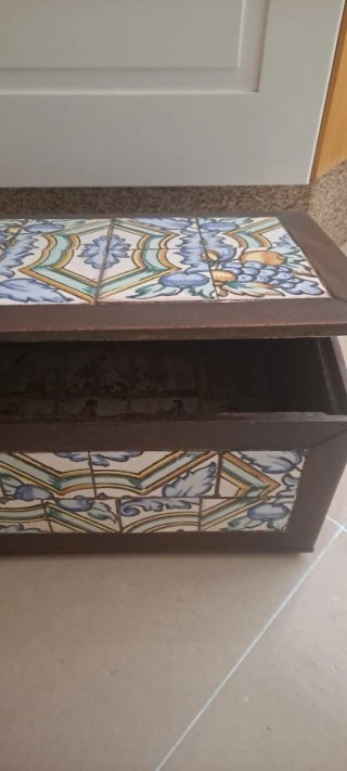 Scatola artigianale in legno con piastrelle in ceramica