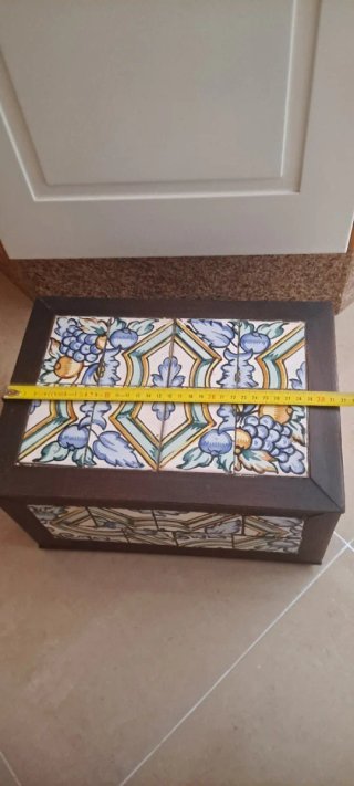 Scatola artigianale in legno con piastrelle in ceramica