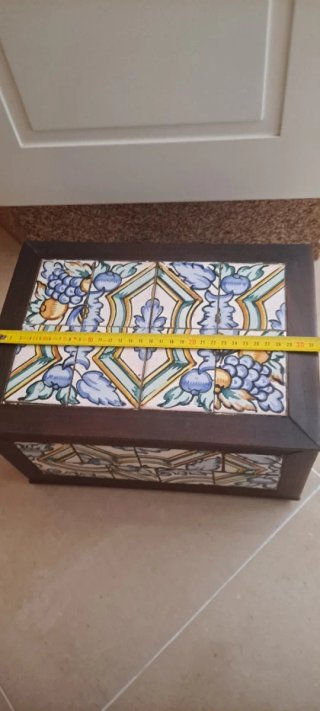 Scatola artigianale in legno con piastrelle in ceramica