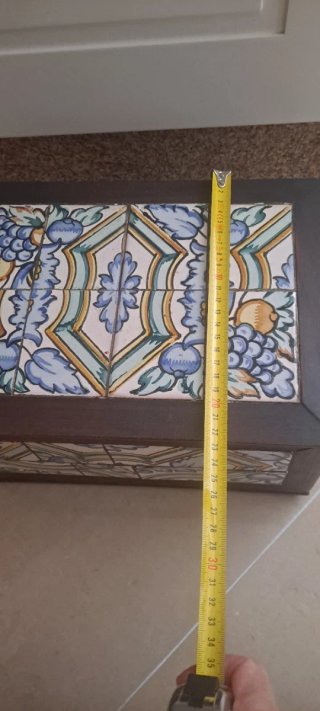 Scatola artigianale in legno con piastrelle in ceramica