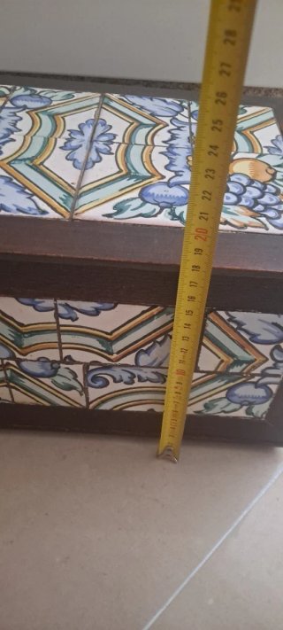 Scatola artigianale in legno con piastrelle in ceramica