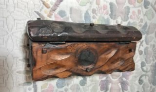 Antiguo cofre de madera maciza tallada
