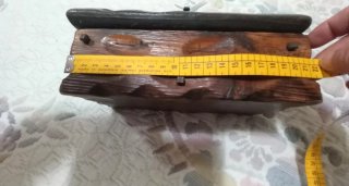 Antiguo cofre de madera maciza tallada
