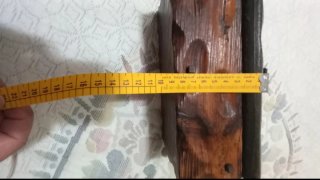 Antiguo cofre de madera maciza tallada